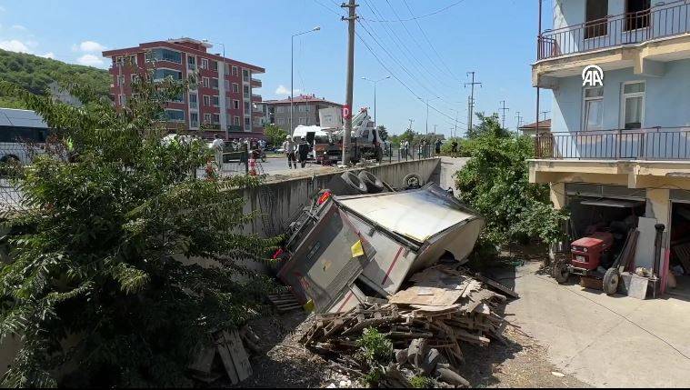 Kamyon evin bahçesine uçtu! Çok sayıda yaralı var 25